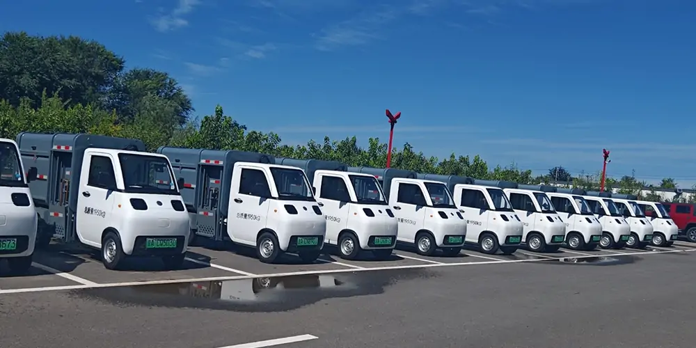 新能源侧装垃圾车，侧装式垃圾车，垃圾车，小型垃圾车