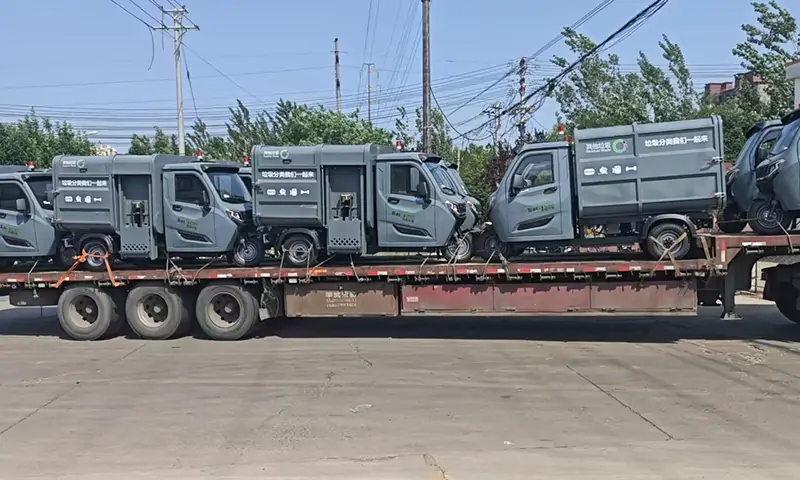 新能源侧装式垃圾清运车到货 助力城市智慧环卫建设
