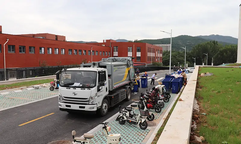 纯电动压缩式垃圾车助力校园垃圾转运——绿色环保的新选择