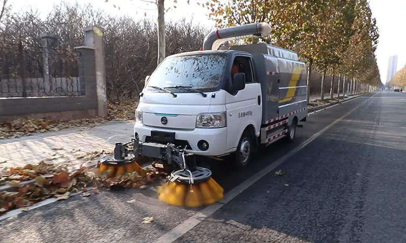 纯电动树叶收集车：智慧环卫新时代的绿色装备