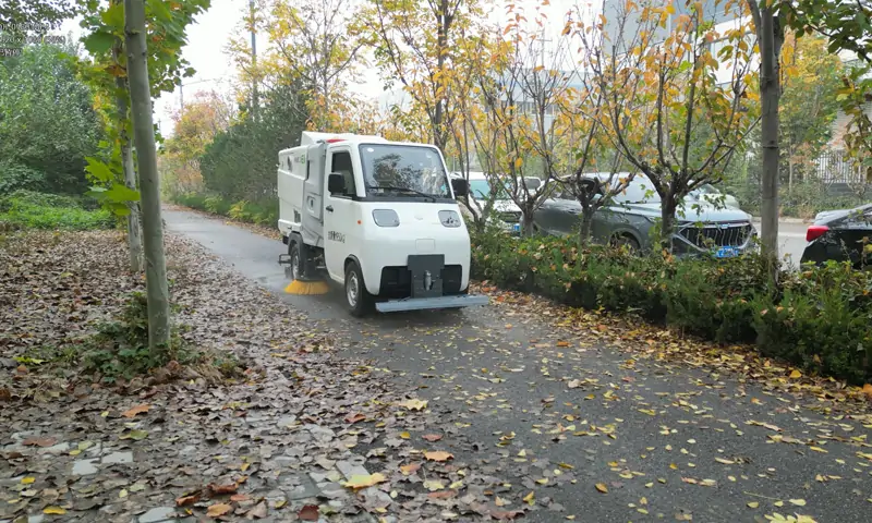 纯电动洗扫车——秋季雨后落叶清洁的高效利器