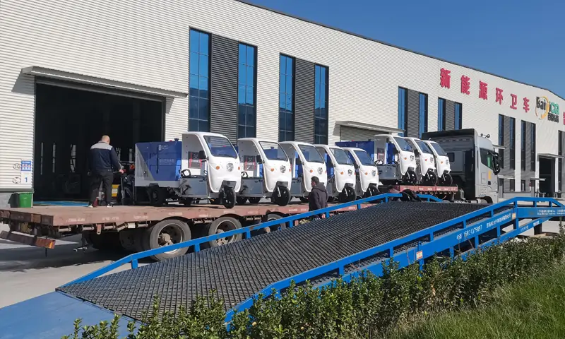 三轮多功能高压清洗车交付客户现场 小型化、多功能、易操作成亮点