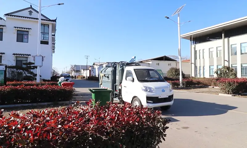 后装式垃圾清运车走进农村，让垃圾收运更高效、更便捷