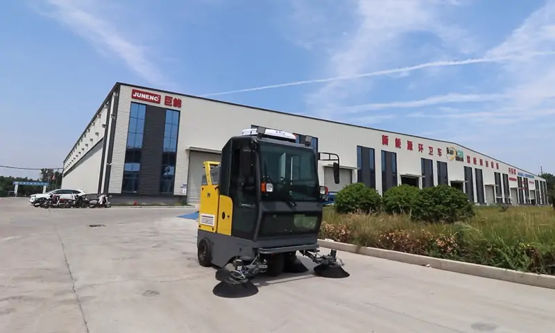 户外清扫更高效：多功能电动扫地机助力城市环境卫生