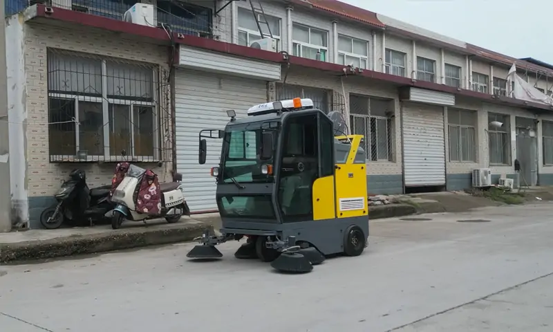 多功能电动扫地机：高效清扫，让户外环境更洁净